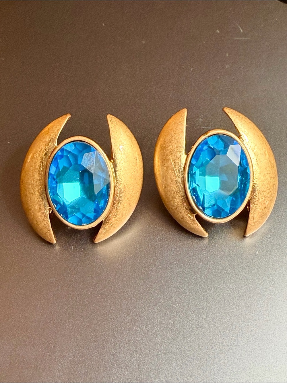 Oscar de la Renta Oval Stone Earrings gold-Tone w/ Bright Blue Crystal Cabochon